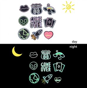 Nouveau design Patch brodé thermocollant amusant pour vêtements, motifs extraterrestre, Game Over, cœur, arc-en-ciel, lèvres, Terre - Product Image 2