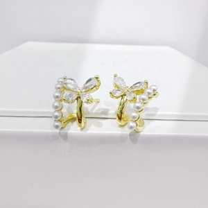 Pendientes de plata 925 al por mayor, estilo coreano, oro de 14k, elegantes, con perlas, pequeños, de mariposa, para mujer, tipo stud. - Product Image 5