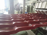 Machines de fabrication de tuiles de toit en PVC de luxe colorées, machines de fabrication de tuiles de toit en plastique ondulé revêtues de caoutchouc, machines de fabrication de tuiles de toit en résine synthétique