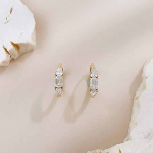 Boucles <span class=keywords><strong>d</strong></span>'oreilles en or jaune 18 carats avec trois diamants taille émeraude et diamants de laboratoire, style simple et mixte, type manchette - Product Image 1