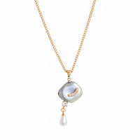 Collier en laiton avec perles baroques naturelles - Pendentif nuage géométrique fantaisiste, breloques lune et étoile |   Plaqué or 18 carats PVD avec accents en cristal