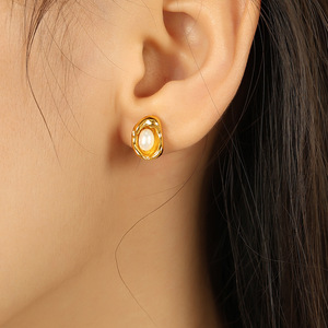 ต่างหูมุกโลหะทรงไม่สมมาตรสำหรับผู้หญิง มุกน้ำจืดแบบฝังขอบ เหมาะสำหรับใส่ทุกวัน - Product Image 4