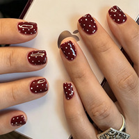 Faux ongles à presser carrés à pois rouge bordeaux, base blanche, pois rouges, style minimaliste et élégant, en PMMA