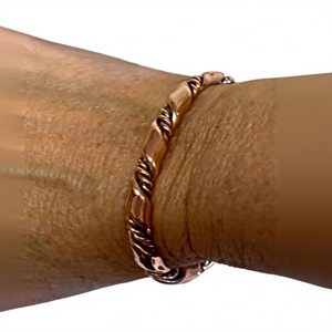 Pulsera de terapia bio con diseño de cuerda trenzada y motivos de alambre, alternando suavidad pulida y diseño de cuerda ranurada. - Product Image 1
