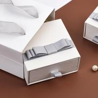 Boîte à bijoux de luxe avec logo personnalisable haut de gamme, tiroir, matériau papier exquis, rangement pour bagues, boucles d'oreilles, colliers - un cadeau de luxe