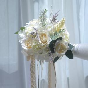 Bouquets <span class=keywords><strong>de</strong></span> mariage classiques romantiques modernes élégants beiges <span class=keywords><strong>Fleurs</strong></span> <span class=keywords><strong>de</strong></span> rose artificielles <span class=keywords><strong>de</strong></span> haute qualité pour mariée - Product Image 1