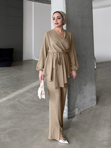Ensemble coordonné ODM taupe, haut peplum à col en V et pantalon à ourlet fendu, vêtements de détente islamiques modernes en polyester, coupe ample - Product Image 3