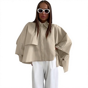 Chemise boutonnée en popeline beige pour femme avec manches ballon, coupe ample asymétrique, style minimaliste, haut uni à manches longues - Product Image 4