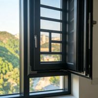 Ventana Abatible Lateral de Aluminio con Rotura de Puente Térmico Aomeja, con Sistema de Microventilación, Mosquitera y Panel Fijo