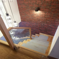 Escalier en bois moderne en forme de L pour l'intérieur avec main courante et rampes personnalisables