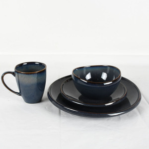 ชุดเซรามิค Raku ทำมือ 4 ชิ้น เคลือบสีน้ำเงินกรมท่า และชุดอาหารแบบอสมมาตร ใช้กับไมโครเวฟได้ ชุดอาหารค่ำสไตล์เรโทรสำหรับการรับประทานอาหารสมัยใหม่ - Product Image 3