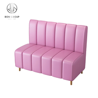 Ensemble de mobilier de restaurant et café moderne et écologique, chaise en cuir véritable rose, tables en marbre, bases en métal doré, canapé