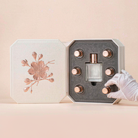 Coffret Cadeau Parfum Coque en Papier Texturé Crème Semi-circulaire avec Insert Rose Flocqué Intérieur Fleur de Cerisier Doré Rose 6 Pièces