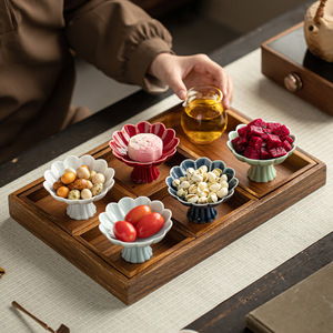 Ensemble d'assiettes miniatures en céramique en forme de fleur pour le thé, les mariages, les plateaux de fruits avec un design à pied - Product Image 1
