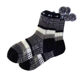 Fornida punto de cable cama calcetines con pompones - Product Image 1