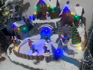 Village de Noël animé en résine écologique peint à la main avec scène de patinoire et patineurs mobiles, objet de collection - Product Image 3