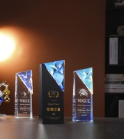 Tasses de trophées en cristal plaqué sur mesure Source bon marché du fabricant Plaque de prix en verre et modèle de souvenir en bois