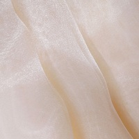 Le tissu en polyester 100% est la teinture, la feuille, le tissage et le style simple, adapté à la fabrication de robes à rideaux et d'autres vêtements