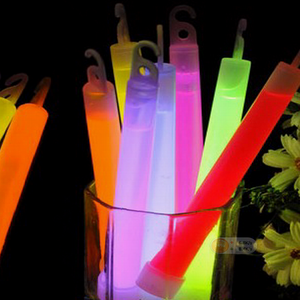 Bâtons lumineux géants de 6 pouces pour les concerts du Nouvel An et les fêtes du Mardi Gras, favoris qui brillent dans le noir - Product Image 1