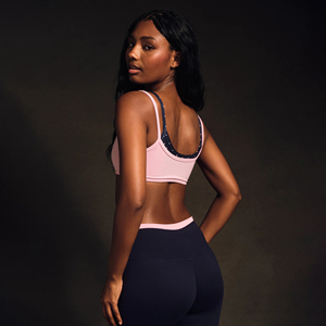 Sujetador deportivo de doble capa rosa con tirantes finos y ribete de lunares para mujer, soporte medio, top de fitness sin costuras con compresión - Product Image 3