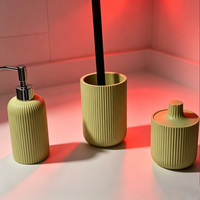 Ensemble d'accessoires de salle de bain en résine à nervures verticales : Distributeur de savon, Porte-brosse WC, Récipient de rangement pour coton-tiges, Organisateur de vanité de salle de bain