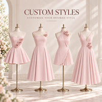 Mini-robe personnalisée pour femme, en tissu lisse, avec applique florale, jupe plissée sur le côté, bretelles spaghetti, taille ajustée, coupe trapèze
