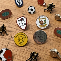 Épingles personnalisées en gros de l'usine chinoise : badges personnalisés pour entreprises et écoles, épingles en émail souple ou dur