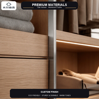 Système de garde-robe modulaire sur mesure en chêne clair avec étagères ouvertes et tiroirs pour petite chambre d'appartement