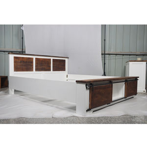 โครงเตียงควีนไซส์ไม้สีขาวมูโรพร้อมดีไซน์หัวเตียงแบบแผงไม้สไตล์รัสติก - Product Image 1