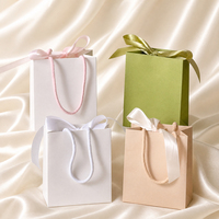 Sacs en papier pour bijoux avec poignée, ruban et nœud, pour emballage cadeau, fournitures professionnelles en gros pour petites entreprises, avec logo personnalisé