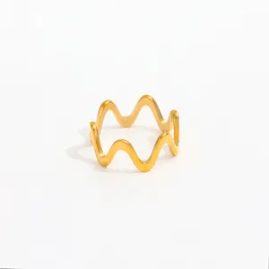 Anillos de acero inoxidable ondulados de onda de oro impermeables sin deslustre minimalista Simple liso de 18K de gama alta para mujer joyería de moda