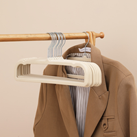 Rosa Samt-Kunststoff Einlagige Hosenbügel Platzsparende Schlanke Hosenbügel mit Haken Moderner Multifunktionaler Kleiderschrank-Organizer