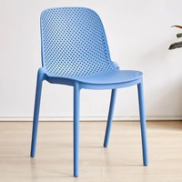 Chaise empilable en polypropylène (PP) durable pour intérieur et extérieur, avec dossier perforé, idéale pour la salle à manger et les loisirs, garantie 3 ans