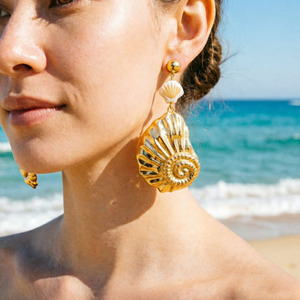 Pendientes de Acero Inoxidable con Concha de Caracola Dorada Serie Océano, Pendientes Colgantes Exagerados para Vacaciones en la Playa - Product Image 3