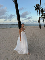 Robe longue blanche à fines bretelles pour femme, coupe ample et fluide, plissée, avec découpes, style plage et vacances