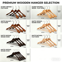 Cintres en bois laqué naturel esthétiques de 44,5 cm à marque privée, robustes et résistants pour dressing
