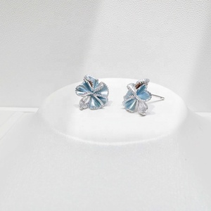 Precio de fábrica Plata 925 Pendientes de flor de esmalte colorido Novedad 2026 Hipoalergénicos para niñas con circonita y perla azul, pendientes finos tipo stud - Product Image 4