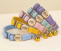 Collier personnalisé réglable en velours côtelé pour petit chat ou chien, avec boucle de sécurité détachable, clochette et plaque d'identification personnalisée avec numéro et nom.