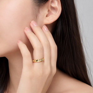 Anillo de Zirconia en Forma de Panal, Acero Inoxidable, Chapado en Oro de 14K al Vacío, Banda Redondeada con Patrón Hexagonal y Detalles Transparentes - Product Image 5