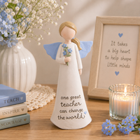 Offre Spéciale : Figurine d'ange en résine ODM, ailes roses peintes à la main, tenant une fleur, inspirationnelle, pour la décoration d'étagères à la maison, cadeau idéal pour les fêtes.