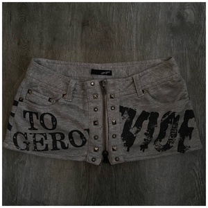 Shorts style américain à fermeture éclair cloutée, motif graffiti, taille basse, sexy, amincissant, coupe moulante, style Y2K, pour un look audacieux et sombre - Product Image 1