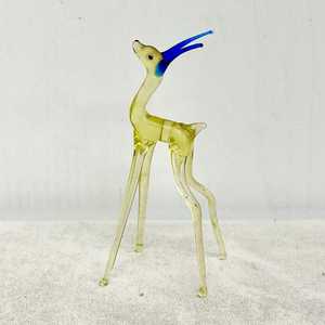 Sculpture de cerf en verre contemporaine, forme irrégulière, pièce unique, décoration de table, accents jaunes et bleus, matériau en cristal - Product Image 3
