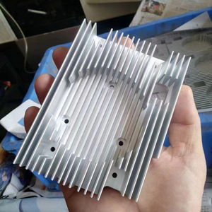 แผงระบายความร้อนอะลูมิเนียมโปรไฟล์ 6061 ขึ้นรูปด้วยเครื่อง CNC เคลือบสีดำ สำหรับไฟ LED และระบบระบายความร้อนคอมพิวเตอร์ - Product Image 3