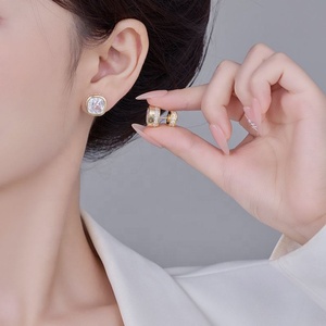 Boucles d'oreilles clous carrées rétro françaises en zircon plaqué or pour femmes, tendance, luxe, port double, cadeau polyvalent - Product Image 2