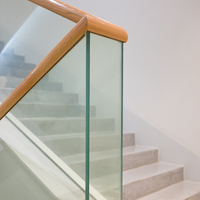 Escalier droit flottant moderne avec marches en quartz sur mesure et garde-corps en verre pour l'intérieur de la maison