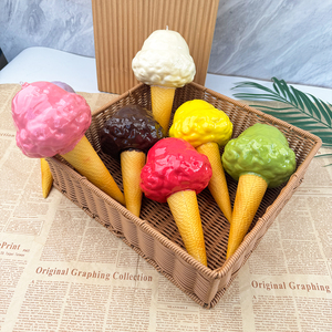 Modèle d'ornement de bureau et cadeau, en forme de jouets mignons, représentant un délicieux gelato crémeux et moelleux, crème glacée à la vanille et cornet gaufre, thème boutique de desserts - Product Image 3