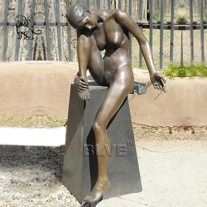 BLVE बाहर दरवाजा उद्यान सजावट आधुनिक कला धातु जीवन आकार कांस्य सेक्सी छोटे बाल नग्न लड़की बैठे कॉपर मूर्तिकला