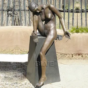 BLVE porte jardin décoration Art moderne métal grandeur nature Bronze Sexy cheveux courts fille nue assise Sculpture en cuivre