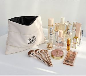 Grande trousse de toilette matelassée de voyage, pochette portable pour maquillage - Product Image 4