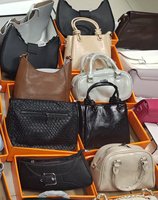 Sacs à main et sacs bandoulière pour femmes, assortiment de marques et de styles, tendance et populaires, vente en gros et revente, sacs d'occasion, vente directe usine